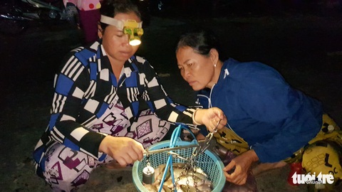 Dân miền Tây tất bật đánh bắt cá đồng mùa lũ lớn - Ảnh 1. Dân miền Tây tất bật đánh bắt cá đồng mùa lũ lớn - Ảnh 1.