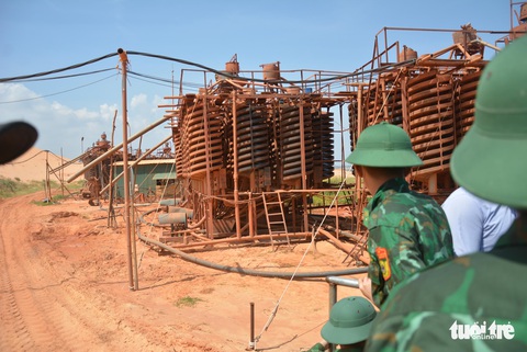 Hiện trường bới bùn cát tìm 3 công nhân mất tích vụ sập mỏ titan - Ảnh 3. Hiện trường bới bùn cát tìm 3 công nhân mất tích vụ sập mỏ titan - Ảnh 3.