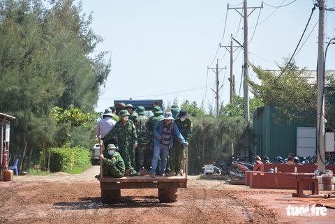 Hiện trường bới bùn cát tìm 3 công nhân mất tích vụ sập mỏ titan - Ảnh 1. Hiện trường bới bùn cát tìm 3 công nhân mất tích vụ sập mỏ titan - Ảnh 1.