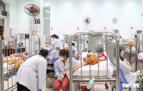 Bệnh nhi mắc bệnh hô hấp tăng mạnh ở TP.HCM, bác sĩ xuyên đêm cứu chữa - Ảnh 7. Bệnh nhi mắc bệnh hô hấp tăng mạnh ở TP.HCM, bác sĩ xuyên đêm cứu chữa - Ảnh 7.