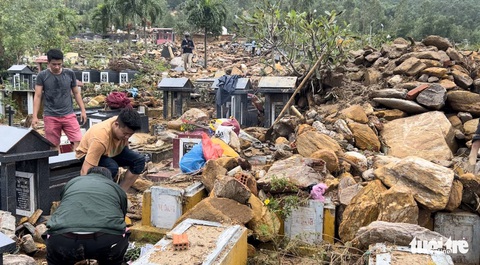 Lũ quét cuốn trôi, vùi lấp hàng trăm ngôi mộ ở nghĩa trang lớn nhất Đà Nẵng - Ảnh 2. Lũ quét cuốn trôi, vùi lấp hàng trăm ngôi mộ ở nghĩa trang lớn nhất Đà Nẵng - Ảnh 2.