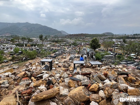 Lũ quét cuốn trôi, vùi lấp hàng trăm ngôi mộ ở nghĩa trang lớn nhất Đà Nẵng - Ảnh 1. Lũ quét cuốn trôi, vùi lấp hàng trăm ngôi mộ ở nghĩa trang lớn nhất Đà Nẵng - Ảnh 1.