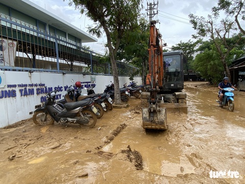 Đà Nẵng: 2 học sinh tử vong, nhiều trường học thiệt hại nặng do mưa bão - Ảnh 3. Đà Nẵng: 2 học sinh tử vong, nhiều trường học thiệt hại nặng do mưa bão - Ảnh 3.