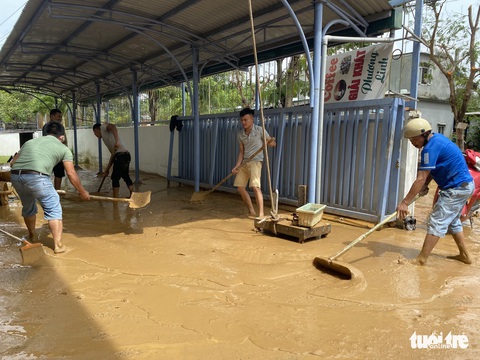 Đà Nẵng: 2 học sinh tử vong, nhiều trường học thiệt hại nặng do mưa bão - Ảnh 2. Đà Nẵng: 2 học sinh tử vong, nhiều trường học thiệt hại nặng do mưa bão - Ảnh 2.