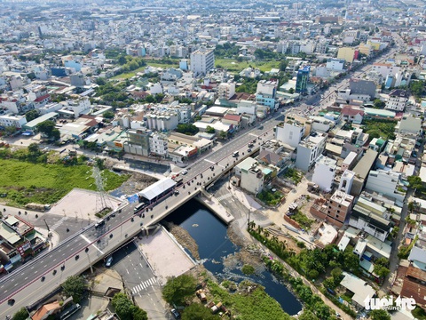 TP.HCM thông xe nhánh 2 cầu Bưng, giảm ùn tắc cửa ngõ Tây Bắc - Ảnh 5. TP.HCM thông xe nhánh 2 cầu Bưng, giảm ùn tắc cửa ngõ Tây Bắc - Ảnh 5.