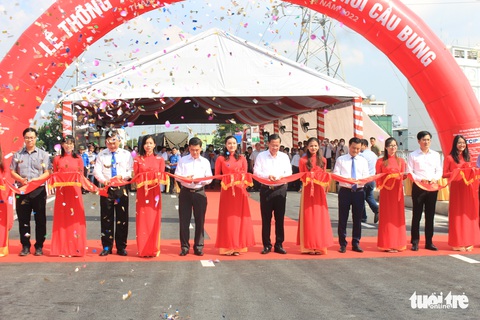 TP.HCM thông xe nhánh 2 cầu Bưng, giảm ùn tắc cửa ngõ Tây Bắc - Ảnh 1. TP.HCM thông xe nhánh 2 cầu Bưng, giảm ùn tắc cửa ngõ Tây Bắc - Ảnh 1.