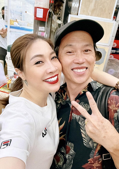 Ảnh vui sao Việt 16-10: Pha Lê tình cờ gặp Hoài Linh ở Thái Lan - Ảnh 1. Ảnh vui sao Việt 16-10: Pha Lê tình cờ gặp Hoài Linh ở Thái Lan - Ảnh 1.