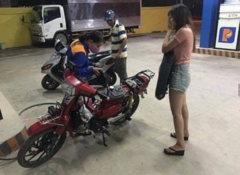 Muôn kiểu đổ xăng của người Việt (P2) - Ảnh 5. Muôn kiểu đổ xăng của người Việt (P2) - Ảnh 5.