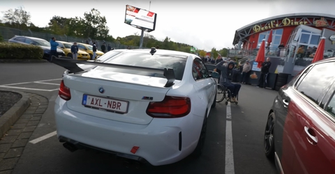 Tài xế khuyết tật lái BMW M2 trên đường đua Nürburgring nổi tiếng ngoằn ngoèo - Ảnh 2. Tài xế khuyết tật lái BMW M2 trên đường đua Nürburgring nổi tiếng ngoằn ngoèo - Ảnh 2.