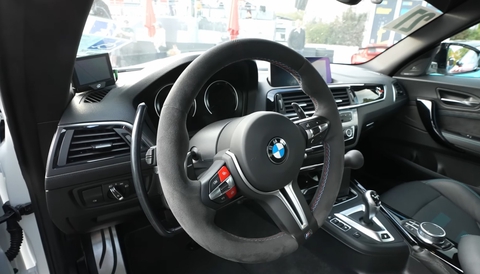 Tài xế khuyết tật lái BMW M2 trên đường đua Nürburgring nổi tiếng ngoằn ngoèo - Ảnh 4. Tài xế khuyết tật lái BMW M2 trên đường đua Nürburgring nổi tiếng ngoằn ngoèo - Ảnh 4.