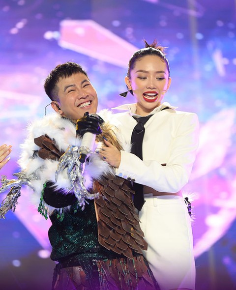 Tóc Tiên vỡ òa khi ‘anh trai guột’ Hươu Thần cởi bỏ mặt nạ - Ảnh 3. Tóc Tiên vỡ òa khi ‘anh trai guột’ Hươu Thần cởi bỏ mặt nạ - Ảnh 3.