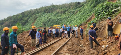 Thông đường sắt Bắc - Nam sau 1 ngày gián đoạn do mưa lũ lớn - Ảnh 1. Thông đường sắt Bắc - Nam sau 1 ngày gián đoạn do mưa lũ lớn - Ảnh 1.