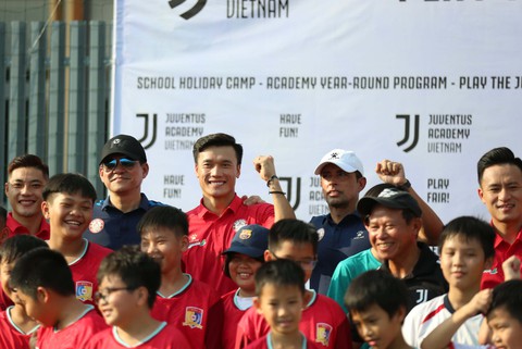 Thủ môn Bùi Tiến Dũng giúp các em nhỏ trải nghiệm phong cách bóng đá Juventus - Ảnh 1. Thủ môn Bùi Tiến Dũng giúp các em nhỏ trải nghiệm phong cách bóng đá Juventus - Ảnh 1.