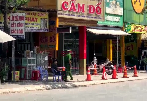 Lại dùng chiêu vờ hỏi mua rồi đập kính cướp vàng ở Bình Dương - Ảnh 1. Lại dùng chiêu vờ hỏi mua rồi đập kính cướp vàng ở Bình Dương - Ảnh 1.