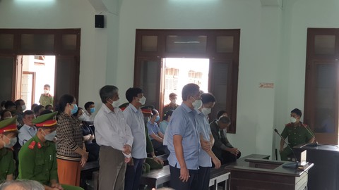 Mở lại phiên tòa xử cựu phó chủ tịch thường trực UBND tỉnh Phú Yên vụ bán sỉ 262 lô đất - Ảnh 1. Mở lại phiên tòa xử cựu phó chủ tịch thường trực UBND tỉnh Phú Yên vụ bán sỉ 262 lô đất - Ảnh 1.