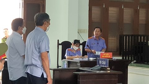 Mở lại phiên tòa xử cựu phó chủ tịch thường trực UBND tỉnh Phú Yên vụ bán sỉ 262 lô đất - Ảnh 2. Mở lại phiên tòa xử cựu phó chủ tịch thường trực UBND tỉnh Phú Yên vụ bán sỉ 262 lô đất - Ảnh 2.