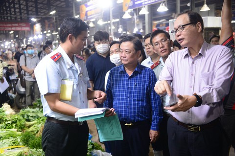 An toàn thực phẩm: Khó vẫn phải làm - Ảnh 1. An toàn thực phẩm: Khó vẫn phải làm - Ảnh 1.