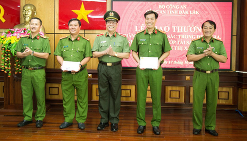 Công an Đắk Lắk thưởng nóng 2 đơn vị truy bắt nhanh nhóm cướp ở nhà chủ tịch huyện - Ảnh 1. Công an Đắk Lắk thưởng nóng 2 đơn vị truy bắt nhanh nhóm cướp ở nhà chủ tịch huyện - Ảnh 1.