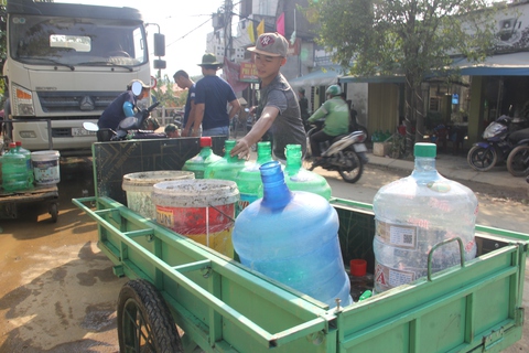 Bộ đội đi cấp nước sạch cho dân vùng ngập Đà Nẵng - Ảnh 3. Bộ đội đi cấp nước sạch cho dân vùng ngập Đà Nẵng - Ảnh 3.