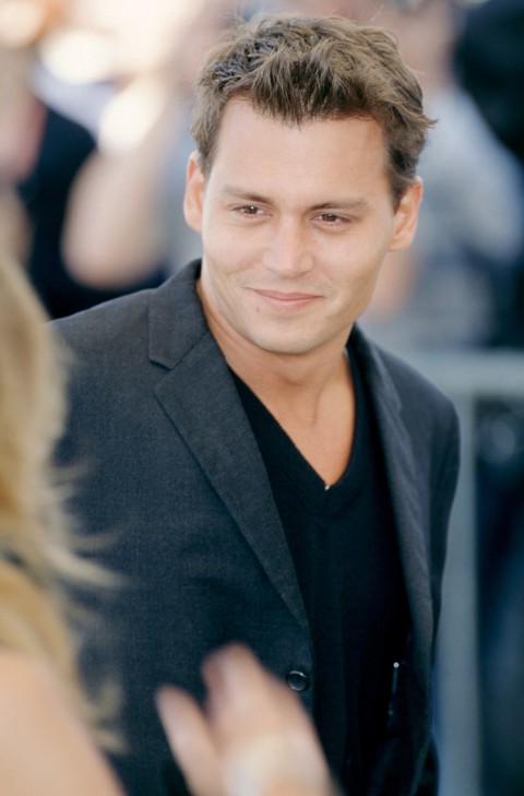 Khán giả cười nhạo với ngoại hình mày râu nhẵn nhụi của Johnny Depp - Ảnh 9. Khán giả cười nhạo với ngoại hình mày râu nhẵn nhụi của Johnny Depp - Ảnh 9.