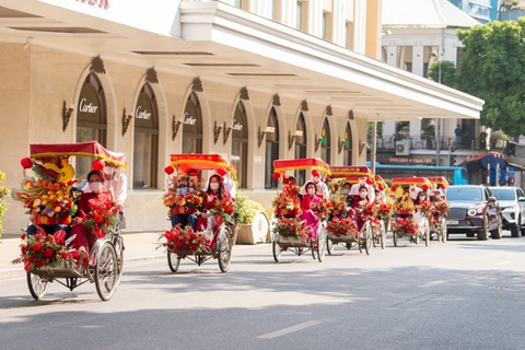 Đẳng cấp gia đình tỉ phú: Đón con dâu hoa hậu bằng xích lô! - Ảnh 1. Đẳng cấp gia đình tỉ phú: Đón con dâu hoa hậu bằng xích lô! - Ảnh 1.