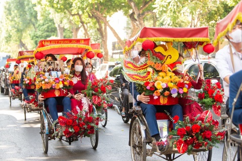 Đẳng cấp gia đình tỉ phú: Đón con dâu hoa hậu bằng xích lô! - Ảnh 2. Đẳng cấp gia đình tỉ phú: Đón con dâu hoa hậu bằng xích lô! - Ảnh 2.