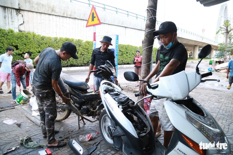 Nhiều nơi ở Đà Nẵng xuất hiện trạm sửa xe ngập nước miễn phí - Ảnh 2. Nhiều nơi ở Đà Nẵng xuất hiện trạm sửa xe ngập nước miễn phí - Ảnh 2.