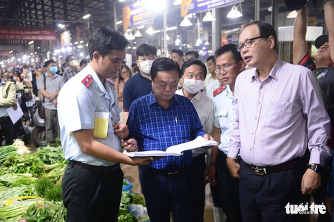 Bộ trưởng Lê Minh Hoan khảo sát chợ đầu mối Bình Điền lúc 3h sáng - Ảnh 2. Bộ trưởng Lê Minh Hoan khảo sát chợ đầu mối Bình Điền lúc 3h sáng - Ảnh 2.