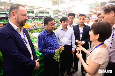 Bộ trưởng Lê Minh Hoan khảo sát chợ đầu mối Bình Điền lúc 3h sáng - Ảnh 4. Bộ trưởng Lê Minh Hoan khảo sát chợ đầu mối Bình Điền lúc 3h sáng - Ảnh 4.