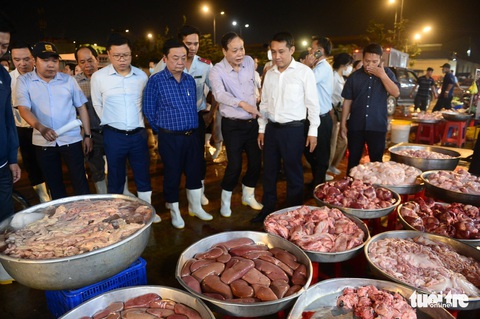 Bộ trưởng Lê Minh Hoan khảo sát chợ đầu mối Bình Điền lúc 3h sáng - Ảnh 3. Bộ trưởng Lê Minh Hoan khảo sát chợ đầu mối Bình Điền lúc 3h sáng - Ảnh 3.