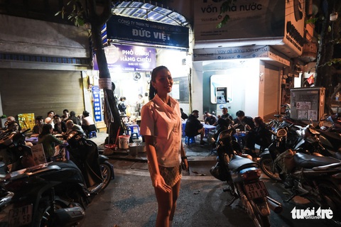 Hoa hậu HHen Niê cùng Phở xuống phố thưởng thức quán phở đêm độc đáo nhất Hà Nội - Ảnh 2. Hoa hậu HHen Niê cùng Phở xuống phố thưởng thức quán phở đêm độc đáo nhất Hà Nội - Ảnh 2.