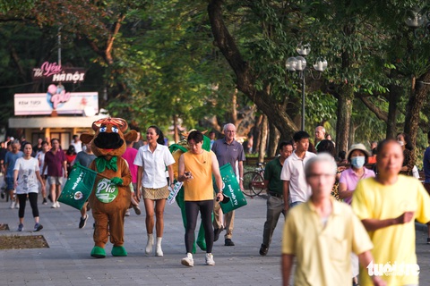 Hoa hậu HHen Niê cùng Phở xuống phố thưởng thức quán phở đêm độc đáo nhất Hà Nội - Ảnh 5. Hoa hậu HHen Niê cùng Phở xuống phố thưởng thức quán phở đêm độc đáo nhất Hà Nội - Ảnh 5.