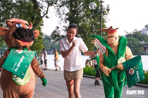 Hoa hậu HHen Niê cùng Phở xuống phố thưởng thức quán phở đêm độc đáo nhất Hà Nội - Ảnh 6. Hoa hậu HHen Niê cùng Phở xuống phố thưởng thức quán phở đêm độc đáo nhất Hà Nội - Ảnh 6.
