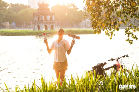 Hoa hậu HHen Niê cùng Phở xuống phố thưởng thức quán phở đêm độc đáo nhất Hà Nội - Ảnh 7. Hoa hậu HHen Niê cùng Phở xuống phố thưởng thức quán phở đêm độc đáo nhất Hà Nội - Ảnh 7.