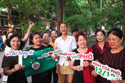 Hoa hậu HHen Niê cùng Phở xuống phố thưởng thức quán phở đêm độc đáo nhất Hà Nội - Ảnh 8. Hoa hậu HHen Niê cùng Phở xuống phố thưởng thức quán phở đêm độc đáo nhất Hà Nội - Ảnh 8.
