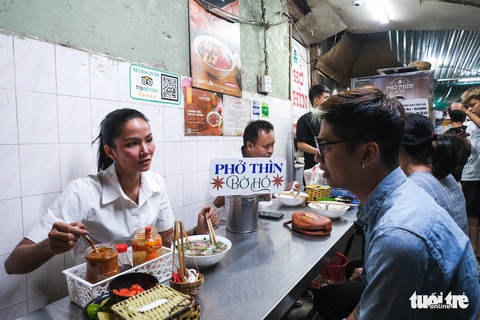 Hoa hậu HHen Niê cùng Phở xuống phố thưởng thức quán phở đêm độc đáo nhất Hà Nội - Ảnh 9. Hoa hậu HHen Niê cùng Phở xuống phố thưởng thức quán phở đêm độc đáo nhất Hà Nội - Ảnh 9.