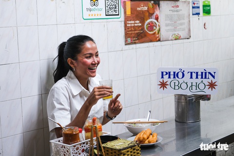 Hoa hậu HHen Niê cùng Phở xuống phố thưởng thức quán phở đêm độc đáo nhất Hà Nội - Ảnh 10. Hoa hậu HHen Niê cùng Phở xuống phố thưởng thức quán phở đêm độc đáo nhất Hà Nội - Ảnh 10.