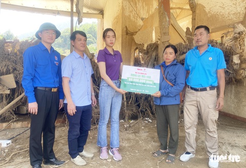 Hoa hậu Ban Mai ‘dựng lại mái nhà’ cho người dân vùng lũ quét - Ảnh 3. Hoa hậu Ban Mai ‘dựng lại mái nhà’ cho người dân vùng lũ quét - Ảnh 3.