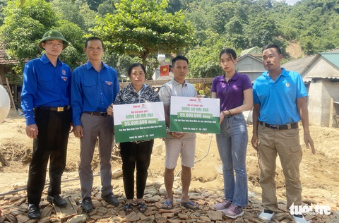 Hoa hậu Ban Mai ‘dựng lại mái nhà’ cho người dân vùng lũ quét - Ảnh 4. Hoa hậu Ban Mai ‘dựng lại mái nhà’ cho người dân vùng lũ quét - Ảnh 4.