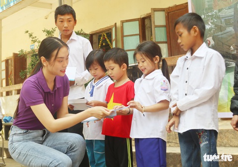 Hoa hậu Ban Mai ‘dựng lại mái nhà’ cho người dân vùng lũ quét - Ảnh 1. Hoa hậu Ban Mai ‘dựng lại mái nhà’ cho người dân vùng lũ quét - Ảnh 1.