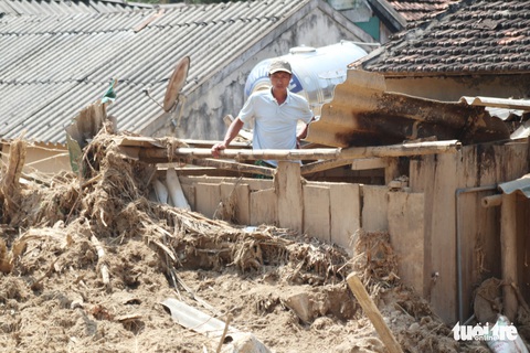 Hoa hậu Ban Mai ‘dựng lại mái nhà’ cho người dân vùng lũ quét - Ảnh 2. Hoa hậu Ban Mai ‘dựng lại mái nhà’ cho người dân vùng lũ quét - Ảnh 2.