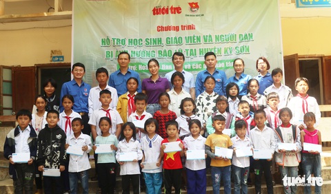 Hoa hậu Ban Mai ‘dựng lại mái nhà’ cho người dân vùng lũ quét - Ảnh 7. Hoa hậu Ban Mai ‘dựng lại mái nhà’ cho người dân vùng lũ quét - Ảnh 7.