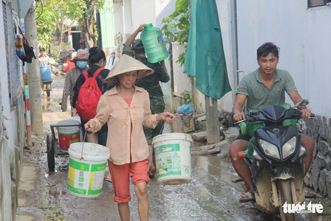 Bộ đội đi cấp nước sạch cho dân vùng ngập Đà Nẵng - Ảnh 2. Bộ đội đi cấp nước sạch cho dân vùng ngập Đà Nẵng - Ảnh 2.