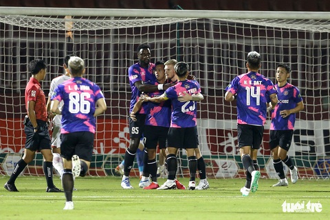 CLB Sài Gòn lại khiến trọng tài FIFA bị treo còi sau vòng 19 - Ảnh 2. CLB Sài Gòn lại khiến trọng tài FIFA bị treo còi sau vòng 19 - Ảnh 2.