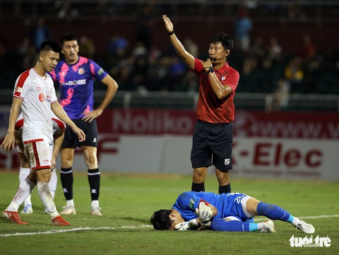CLB Sài Gòn lại khiến trọng tài FIFA bị treo còi sau vòng 19 - Ảnh 1. CLB Sài Gòn lại khiến trọng tài FIFA bị treo còi sau vòng 19 - Ảnh 1.