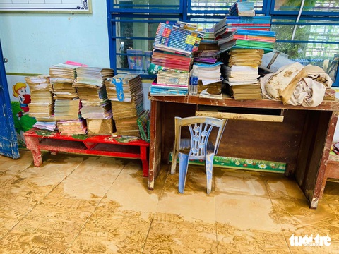 Sau mưa lũ ở Đà Nẵng, gom góp sách vở cho các em trở lại trường - Ảnh 1. Sau mưa lũ ở Đà Nẵng, gom góp sách vở cho các em trở lại trường - Ảnh 1.
