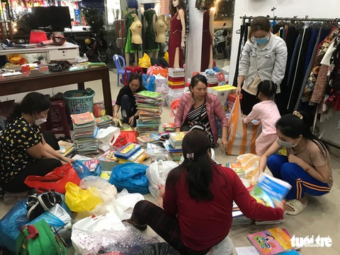 Sau mưa lũ ở Đà Nẵng, gom góp sách vở cho các em trở lại trường - Ảnh 2. Sau mưa lũ ở Đà Nẵng, gom góp sách vở cho các em trở lại trường - Ảnh 2.