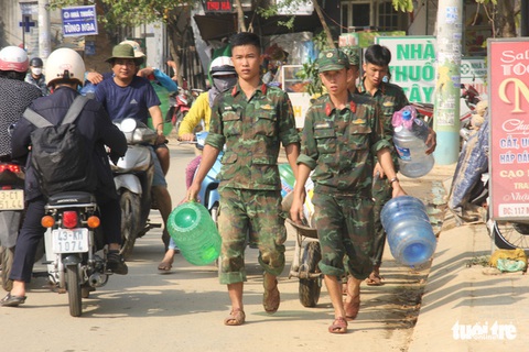 Bộ đội đi cấp nước sạch cho dân vùng ngập Đà Nẵng - Ảnh 1. Bộ đội đi cấp nước sạch cho dân vùng ngập Đà Nẵng - Ảnh 1.