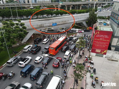 TP.HCM đồng ý thuê tư vấn giám định sự cố cầu vượt Nguyễn Hữu Cảnh - Ảnh 1. TP.HCM đồng ý thuê tư vấn giám định sự cố cầu vượt Nguyễn Hữu Cảnh - Ảnh 1.