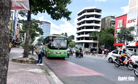 Sơn nền xanh, đỏ, vàng thí điểm cho các trạm dừng xe buýt ở TP.HCM - Ảnh 1. Sơn nền xanh, đỏ, vàng thí điểm cho các trạm dừng xe buýt ở TP.HCM - Ảnh 1.